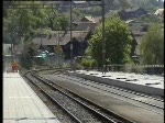 Berner Oberland 2004 (VHS-Archiv) - Einfahrt eines Schnellzuges aus Luzern nach Interlaken in Brienz mit 110 001 am 25.05.2004.